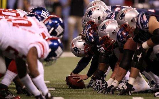 足球球员与篮球球员相比较 哪个体格更强壮?