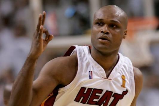 前NBA球星沃克挥霍亿元致破产,妻子艳照养家